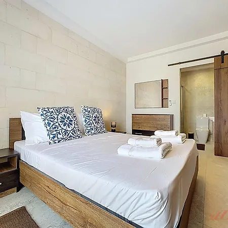 Peaceful With Private Pool And Rooftop Jacuzzi Villa Xaghra